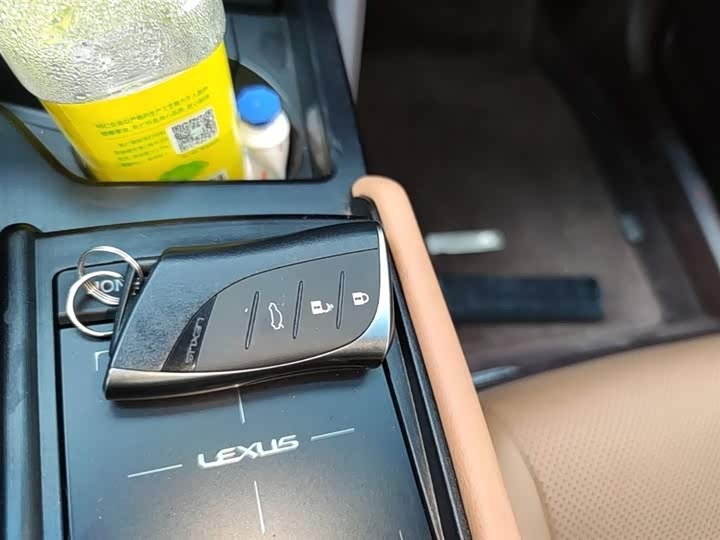 Lexus ES 2018 200 Excellence Edition - 0 перерегистраций · Роскошь и комфорт · Высокая ценность