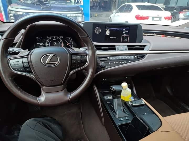 Lexus ES 2018 200 Excellence Edition - 0 перерегистраций · Роскошь и комфорт · Высокая ценность