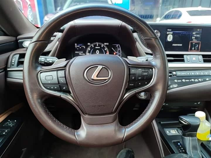 Lexus ES 2018 200 Excellence Edition - 0 перерегистраций · Роскошь и комфорт · Высокая ценность
