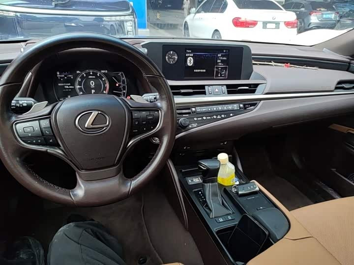 Lexus ES 2018 200 Excellence Edition - 0 перерегистраций · Роскошь и комфорт · Высокая ценность
