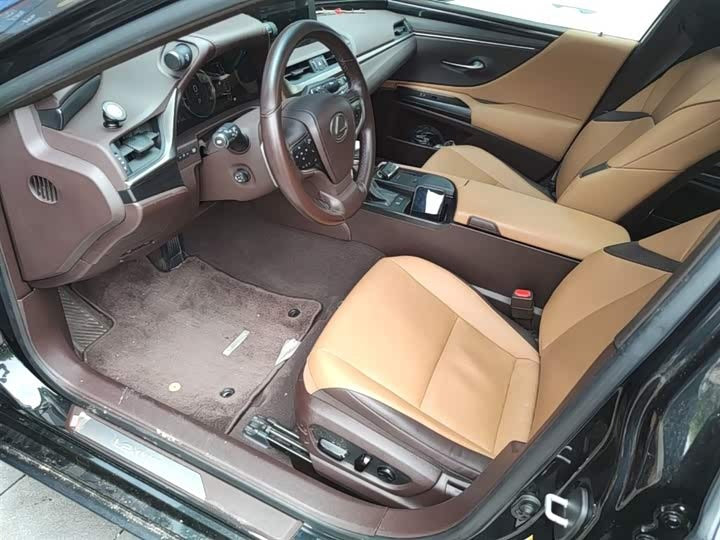 Lexus ES 2018 200 Excellence Edition - 0 перерегистраций · Роскошь и комфорт · Высокая ценность
