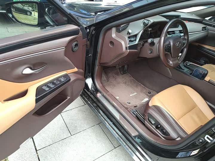 Lexus ES 2018 200 Excellence Edition - 0 перерегистраций · Роскошь и комфорт · Высокая ценность