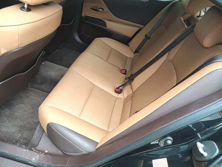 Lexus ES 2018 200 Excellence Edition - 0 перерегистраций · Роскошь и комфорт · Высокая ценность
