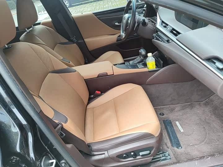 Lexus ES 2018 200 Excellence Edition - 0 перерегистраций · Роскошь и комфорт · Высокая ценность