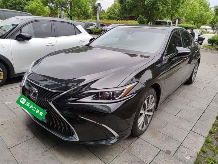 Lexus ES 2018 200 Excellence Edition - 0 перерегистраций · Роскошь и комфорт · Высокая ценность