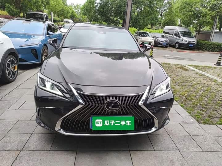 Lexus ES 2018 200 Excellence Edition - 0 перерегистраций · Роскошь и комфорт · Высокая ценность