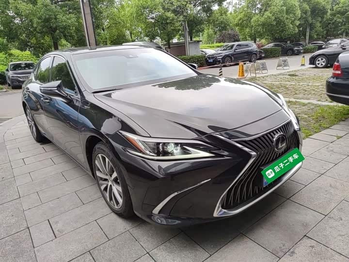Lexus ES 2018 200 Excellence Edition - 0 перерегистраций · Роскошь и комфорт · Высокая ценность