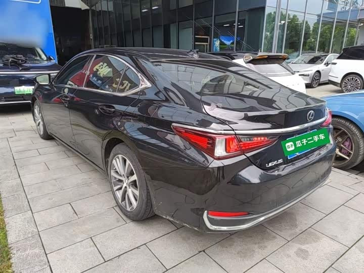 Lexus ES 2018 200 Excellence Edition - 0 перерегистраций · Роскошь и комфорт · Высокая ценность